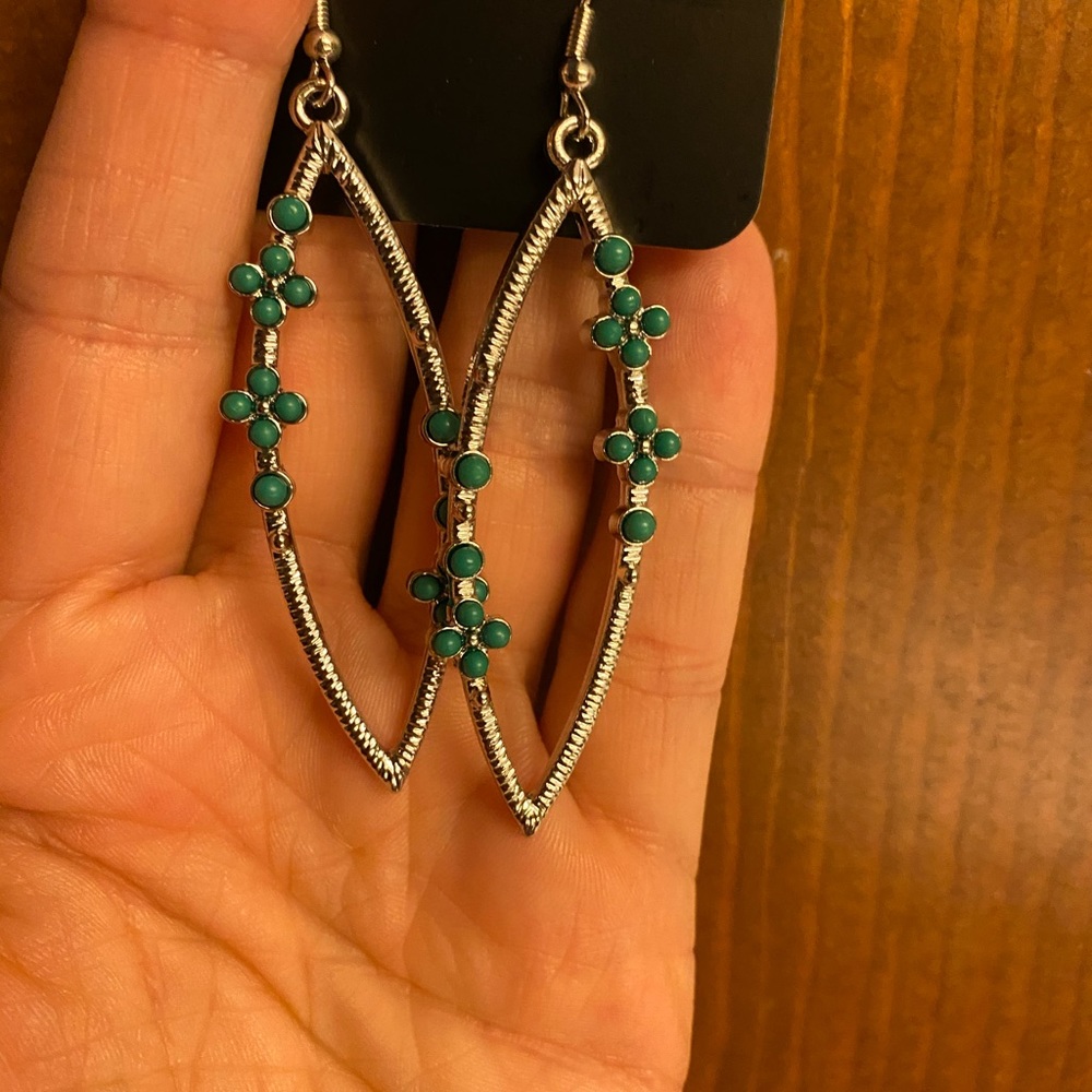 Earrings!! 💕 - Picture 3 of 4